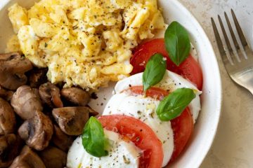 Ontbijt met roerei, tomaat, mozzarella en champignons.