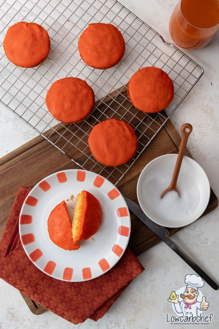 Koolhydraatarme koeken met oranje glazuur.