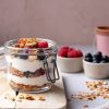 Cottage cheese met granola en fruit.