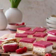 Koolhydraatarme cheesecake bites met frambozen.