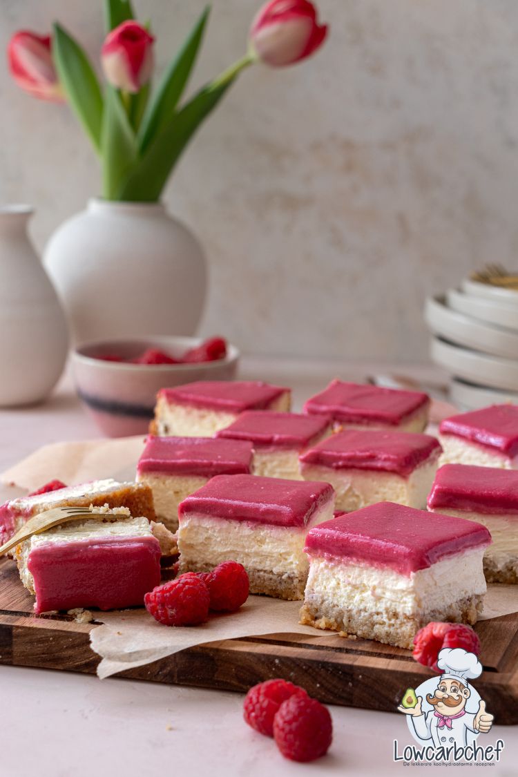 Koolhydraatarme cheesecake bites met frambozen.